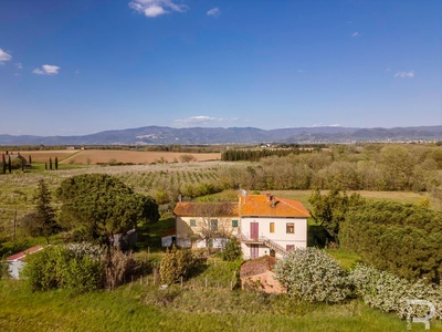 Sanierungsbedürftiger Rustico mit Blick auf Cortona