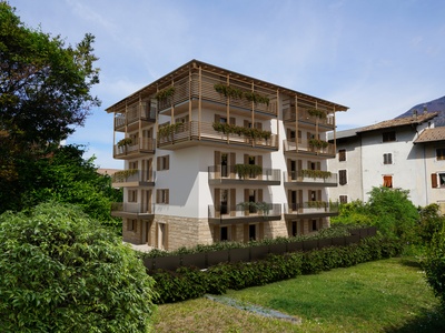 Moderne Neubauwohnung mit Garten