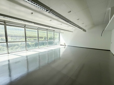 Moderno ufficio con showroom nel Kampill Center