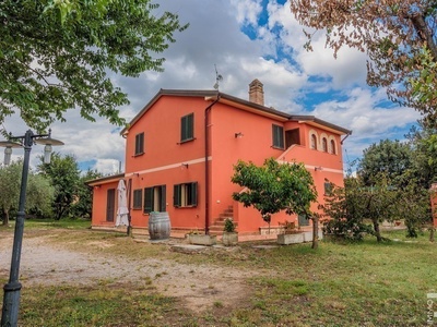 Agriturismo ben curato con bellissima piscina