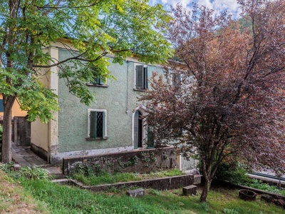Rustico in need of renovation with a garden