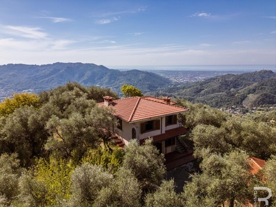 Außergewöhnliche Villa mit Blick auf Berge, Tal und Meer