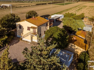 Well-maintained rustico just a few minutes from the sea