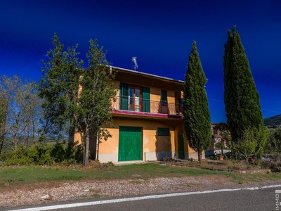 Detached house with 5 hectares of land