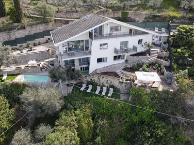 Villa with spectacular views of Lake Garda