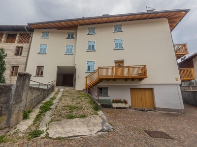 Ampia casa plurifamiliare in posizione centrale