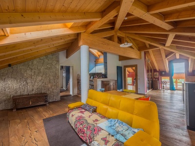 Exklusives Penthouse in ruhiger Lage von Comano