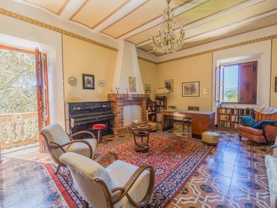Spazioso appartamento in una villa signorile