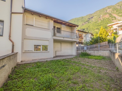 Terraced house with garden in a quiet location