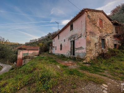Sanierungsbedürftiges Anwesen mit Blick auf Montecatini Alto