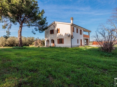 Casale with a lot of potential near the sea