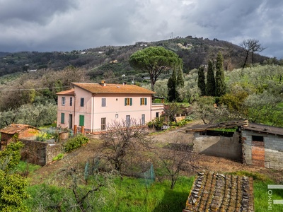 Bauernhaus mit schönem Blick auf das Tal und den Monte Serra