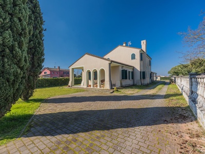 Well-kept villa with large garden