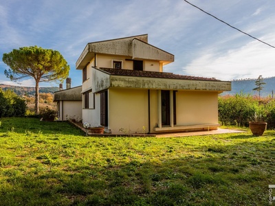 Elegante villa con ampio giardino in posizione tranquilla