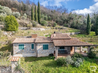 Rustico toscano in una splendida posizione appartata