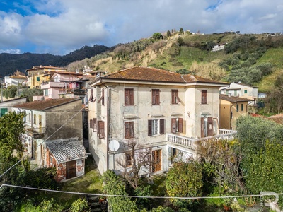 Villa mit Blick über das Meer und Carrara