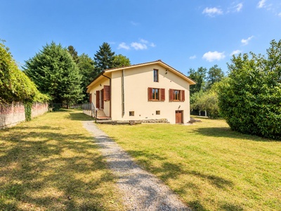 Villa mit großzügigem Garten