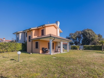 Beautiful semi-detached house by the sea