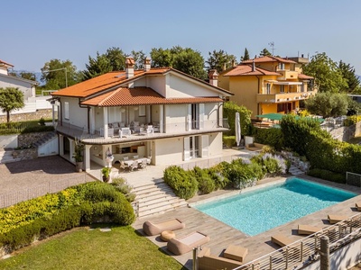 Sanierte Villa mit spektakulärem Pool und Panoramablick