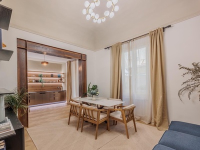 Luxurious city apartment with private garden