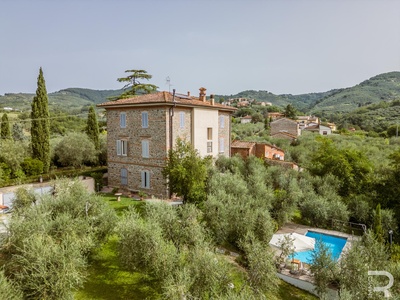 Historische Villa mit großem Park und Pool