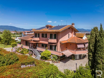 Großzügige Villa mit Schwimmbad