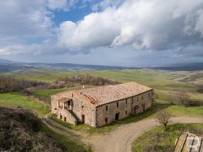 Farmhouse in need of renovation in a beautiful panoramic location