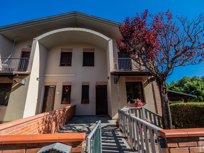Gepflegtes Reiheneckhaus mit Blick auf den Monte Serra