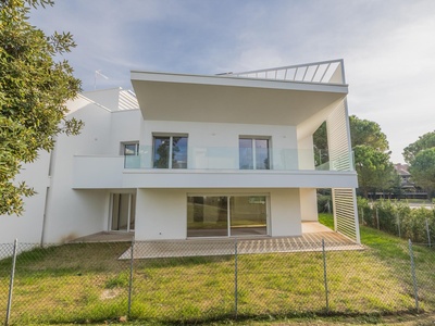 Lignano Sabbiadoro: new corner terraced house with garden