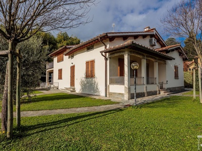 Elegante villa con piscina