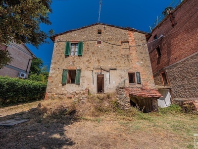 Rustico indipendente con giardino e terrazza