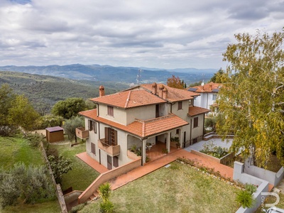 Großzügige Villa mit Blick ins Grüne