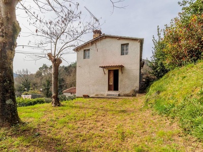 House with huge potential between Lucca and the sea