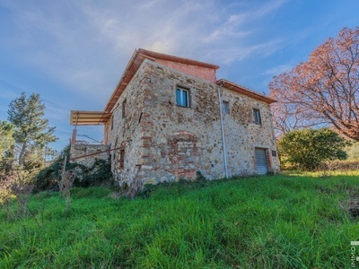 Rustico in posizione isolata con vista su Volterra