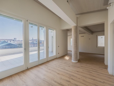 Neues Penthouse mit großer Terrasse