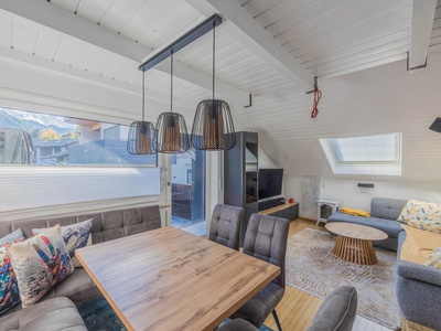 Helle Dachwohnung in ruhiger Lage