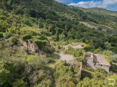 Borgo da ristrutturare in ottima posizione