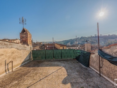 Apartment in need of renovation with fantastic roof terrace