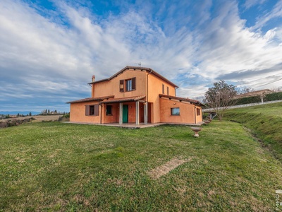 Villa in a beautiful hillside location with views of San Miniato