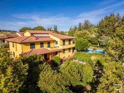 Herrschaftliche Luxusvilla mit schönem Garten und Pool
