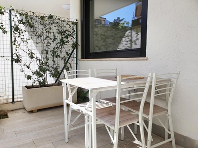 Furnished 1-room apartment with garden!