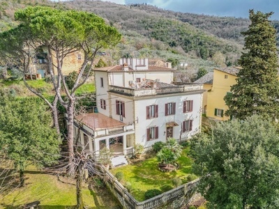 Villa con ampio terreno e piscina