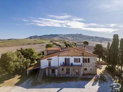 Bauernhaus in den Hügeln von Volterra