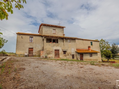 Casa colonica da ristrutturare con 3 ettari di terreno