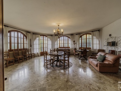 Helle Villa mit großem Garten