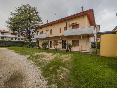 Casa plurifamiliare ben tenuta in una posizione tranquilla e soleggiata