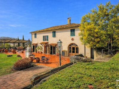 Bauernhaus mit Reitanlage und 13,5 Hektar Land