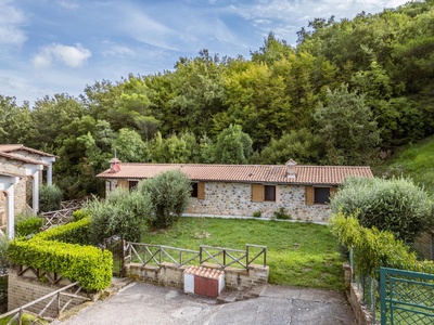 Due immobili, un unico prezzo: il vostro investimento in Toscana