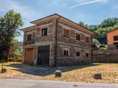 Freistehendes Steinhaus mit großem Potenzial