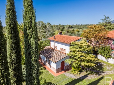 Villa mit großem Grundstück